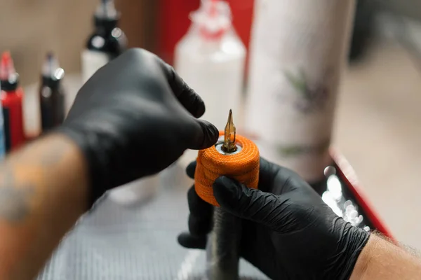 Tatuagem Artista Coleta Tatuagem Máquina Lavar Roupa Agulhas Tatuagem — Fotografia de Stock