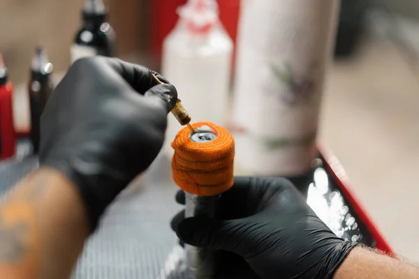 Tattoo Artist Collects Tattoo Washing Machine Tattoo Needles — Stock Photo, Image