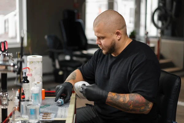 Tattoo Artist Collects Tattoo Washing Machine Tattoo Needles — Stock Photo, Image