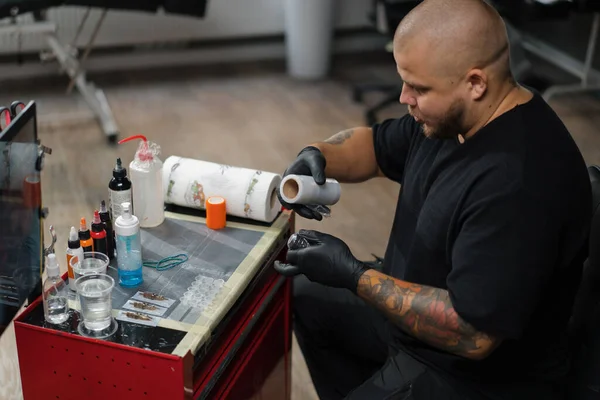 Tatuażysta Kolekcjonuje Pralkę Tatuaży Igły Tatuażowe — Zdjęcie stockowe