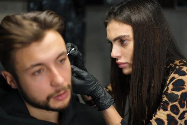Dövme Delme Stüdyosu Kadın Bir Erkeğe Kulak Delici Yapar — Stok fotoğraf