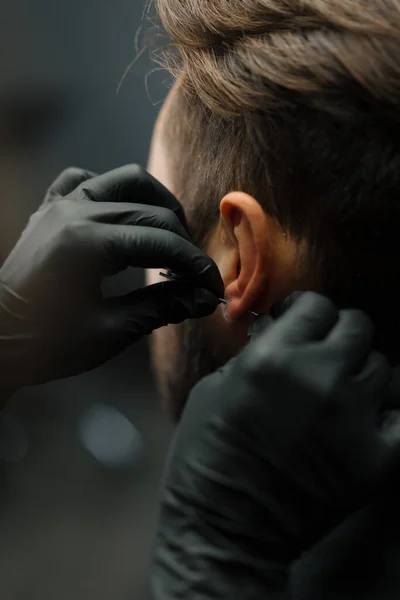 Tatuagem Piercing Estúdio Mulher Faz Uma Orelha Piercing Para Homem — Fotografia de Stock