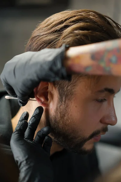 Tatuagem Piercing Estúdio Mulher Faz Uma Orelha Piercing Para Homem — Fotografia de Stock