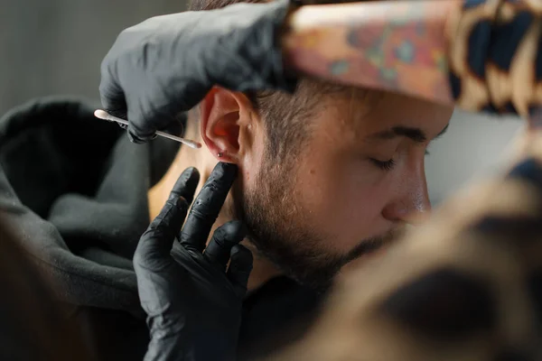 Estudio Piercing Tatuaje Mujer Hace Piercing Oreja Hombre Hombre — Foto de Stock
