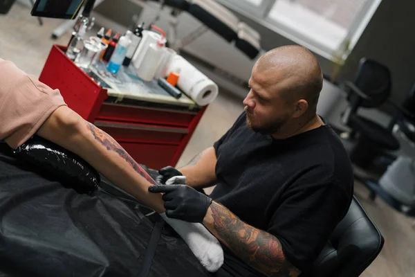 Close Processo Tatuar Uma Mulher Sua Perna Artista Tatuagem Masculina — Fotografia de Stock