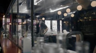 Restoran içi - hamburgercide açık mutfak, şefler lezzetli hamburgerler hazırlar.