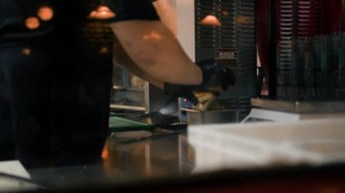 Yakın plan. Lezzetli bir hamburger pişirme süreci. Profesyonel mutfakta aşçı çörek yapar.