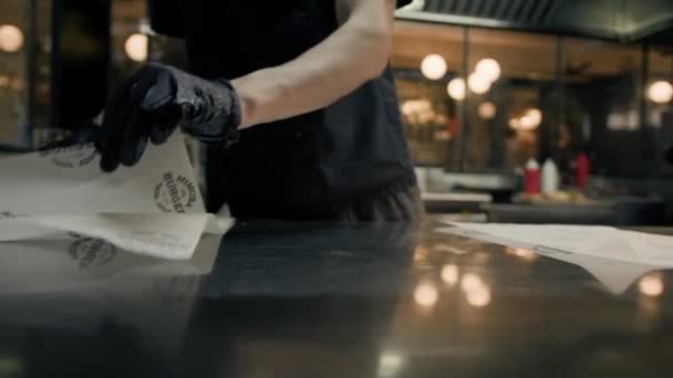 Primo Piano Chef Cucina Hamburger Nel Ristorante Burger Bar — Video Stock