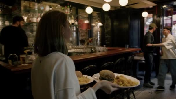 Kobieta Kelnerka Bierze Danie Aby Zabrać Klienta Restauracji — Wideo stockowe