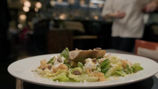 Close Garçom Tira Uma Deliciosa Salada Caesar Restaurante Para Dar — Vídeo de Stock