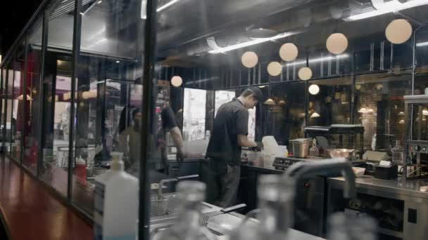 Interieur Des Restaurants Offene Küche Der Burgerbar Köche Bereiten Köstliche — Stockvideo