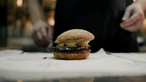 クローズアップ シェフはレストランでハンバーガーを調理します バーガーバー — ストック動画