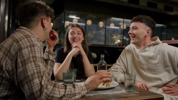 Geniş Açı Bir Grup Arkadaş Restoranda Bir Masada Sohbet Ediyorlar — Stok video