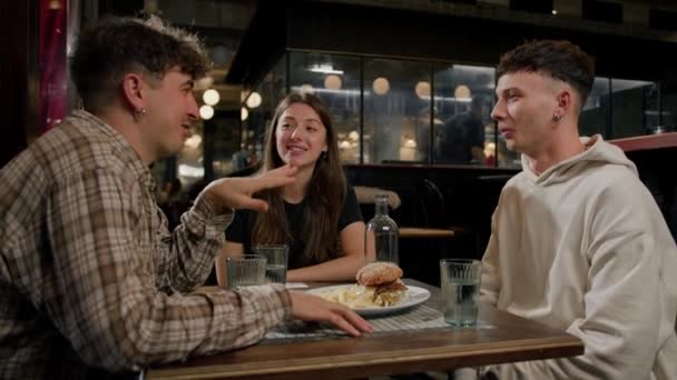 의미의 식당에서 식탁에서 잡담을 햄버거와 감자튀김을 일단의 친구들 — 비디오