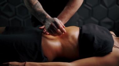 Anti-selülit karın masajı. Profesyonel masör masaj için yağ kullanır.