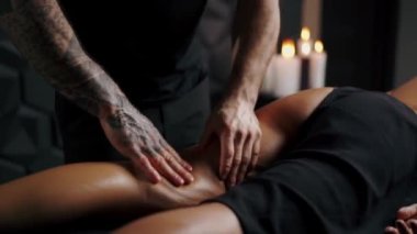 Anti-selülit bacak masajı. Profesyonel masör masaj için yağ kullanır.