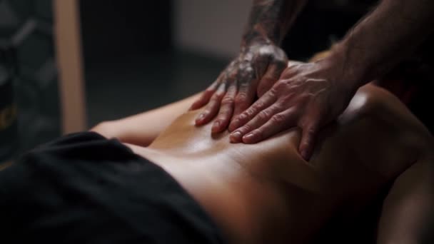 Massagem Nas Costas Relaxante Massagista Profissional Amassa Costas Cliente — Vídeo de Stock