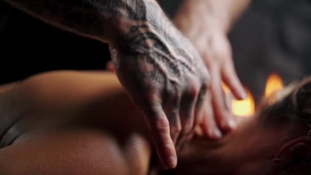 Massaggio Rilassante Alla Schiena Massaggiatore Professionale Impasta Schiena Del Cliente — Video Stock