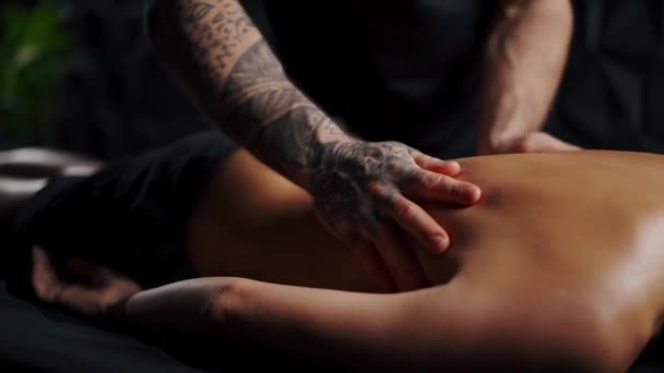 Massagem Nas Costas Relaxante Massagista Profissional Amassa Costas Cliente — Vídeo de Stock