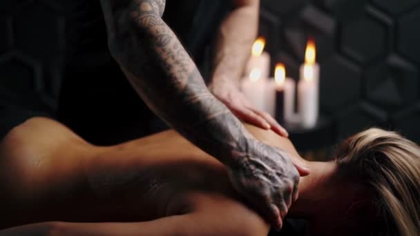 Massagem Relaxante Nas Mãos Massagista Profissional Amassa Mãos Cliente — Vídeo de Stock