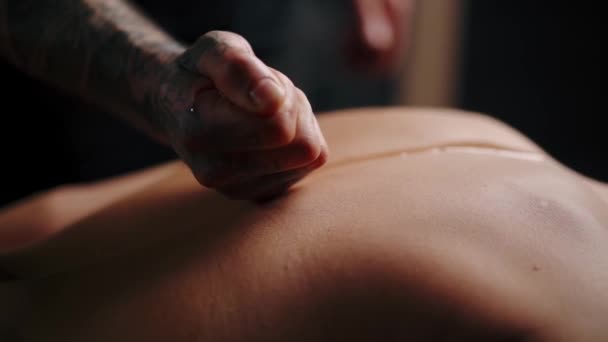 Massage Relaxant Des Mains Masseur Professionnel Pétrit Les Mains Client — Video