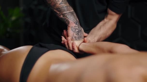 Massagem Relaxante Nas Mãos Massagista Profissional Amassa Mãos Cliente — Vídeo de Stock