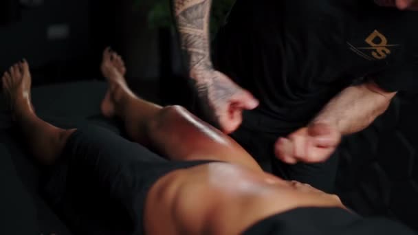 Cellulite Beinmassage Professionelle Masseur Verwendet Für Die Massage — Stockvideo
