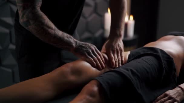 Massagem Nas Pernas Celulite Massagista Profissional Usa Óleo Para Massagem — Vídeo de Stock