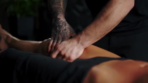 Cellulite Leg Massage Professional Masseur Uses Oil Massage — Stock Video
