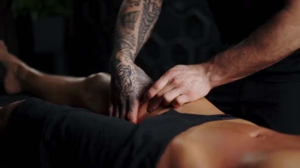 Cellulite Leg Massage Professional Masseur Uses Oil Massage — Stock Video
