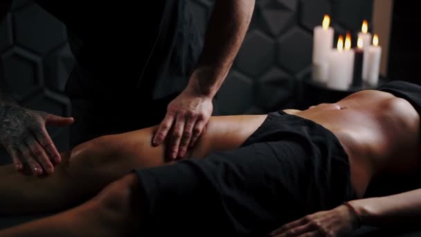Antycellulitowy Masaż Brzucha Profesjonalny Masażysta Używa Oleju Masażu — Wideo stockowe