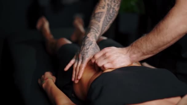Massagem Abdominal Celulite Massagista Profissional Usa Óleo Para Massagem — Vídeo de Stock