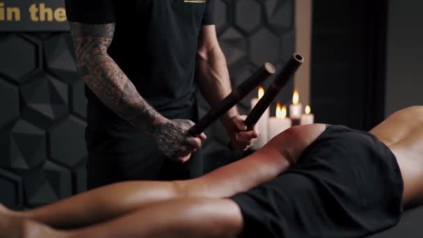 Cellulite Massage Professional Masseur Uses Bamboo Sticks Massage — Stock Video