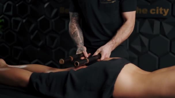 Cellulitis Massage Professionele Masseur Maakt Gebruik Van Bamboe Sticks Voor — Stockvideo