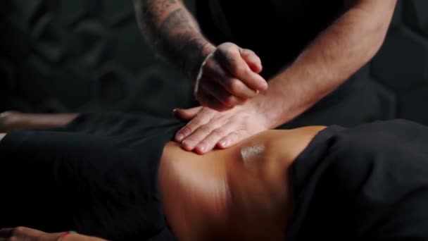 Cellulite Bauchmassage Professionelle Masseur Verwendet Für Die Massage — Stockvideo