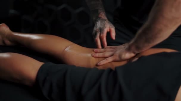 Antycellulitowy Masaż Nóg Profesjonalny Masażysta Używa Oleju Masażu — Wideo stockowe
