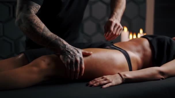 Cellulite Beinmassage Professionelle Masseur Verwendet Für Die Massage — Stockvideo