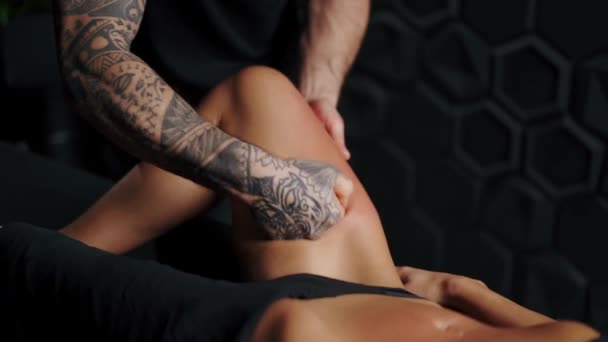 Cellulitis Beenmassage Professionele Masseur Gebruikt Olie Voor Massage — Stockvideo