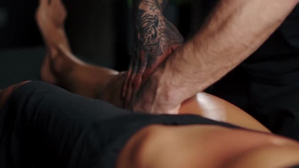 Massage Des Jambes Cellulite Masseur Professionnel Utilise Huile Pour Massage — Video