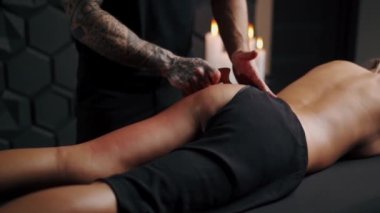 Selülit önleyici masaj, profesyonel masör masaj için bambu çubukları kullanır.