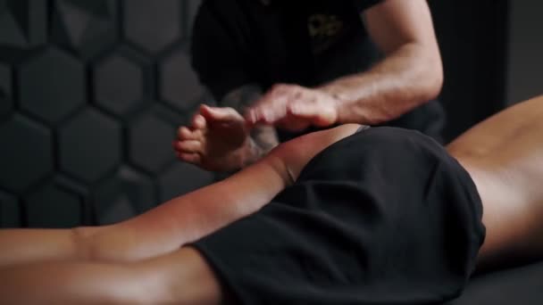 抗蜂窝腿按摩 专业按摩师用油按摩 — 图库视频影像