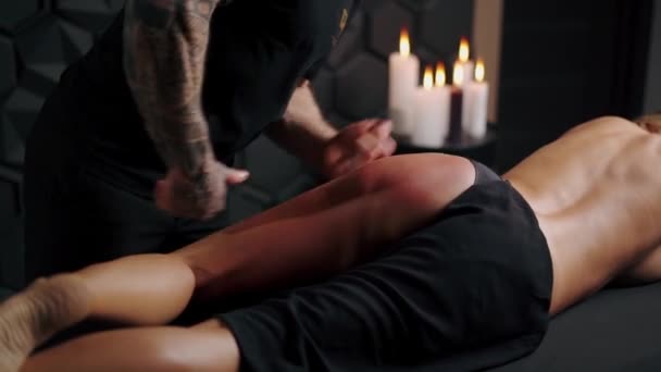 Massaggio Alle Gambe Anticellulite Massaggiatore Professionista Utilizza Olio Massaggi — Video Stock