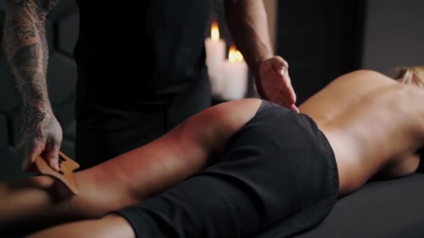 Cellulite Massage Professioneller Masseur Verwendet Bambusstäbe Zur Massage — Stockvideo