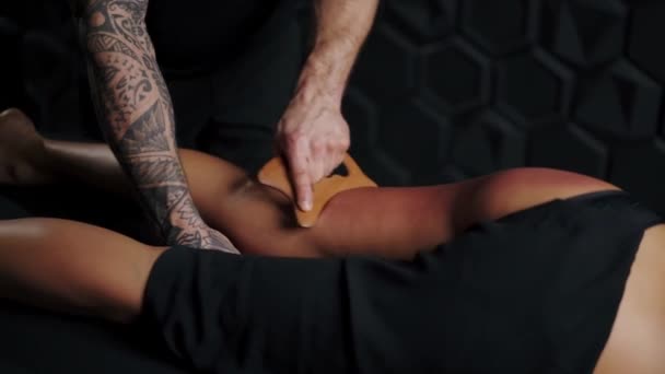 Massagem Celulite Massagista Profissional Usa Bastões Bambu Para Massagem — Vídeo de Stock