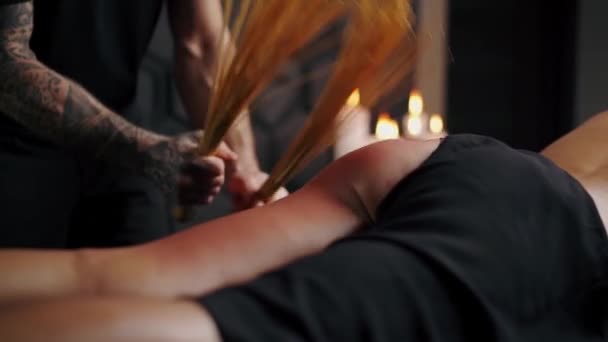 Masaż Antycellulitowy Profesjonalny Masażysta Używa Bambusowych Pałeczek Masażu — Wideo stockowe