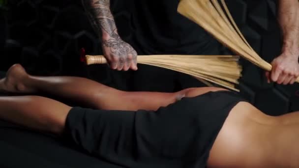 Masaż Antycellulitowy Profesjonalny Masażysta Używa Bambusowych Pałeczek Masażu — Wideo stockowe