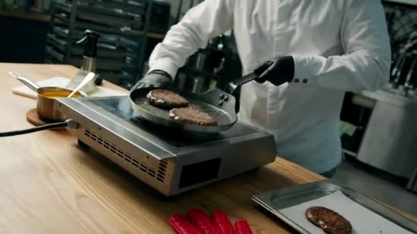 Cocina Profesional Chef Está Friendo Empanadas Para Una Hamburguesa — Vídeos de Stock