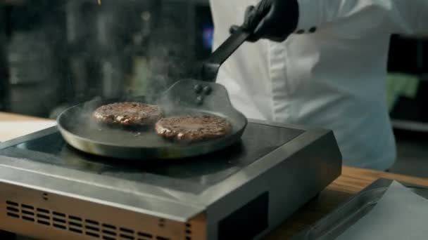 Cucina Professionale Chef Frigge Polpette Hamburger — Video Stock