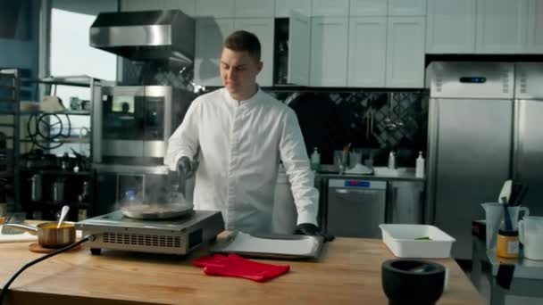 Bucătărie Profesională Bucătarul Prăjește Patties Pentru Burger — Videoclip de stoc