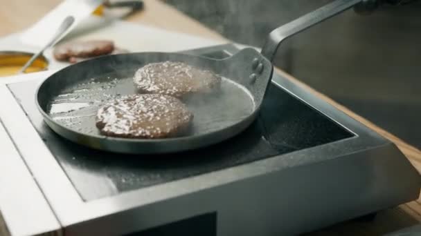 Cozinha Profissional Chef Está Fritando Rissóis Para Hambúrguer — Vídeo de Stock